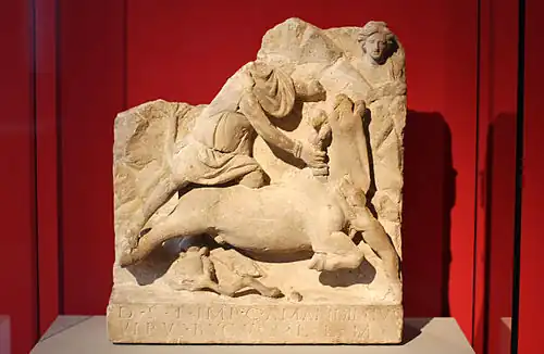 Mithras die de oer-stier doodt (ca. 200 n.C., Romeins)[5]