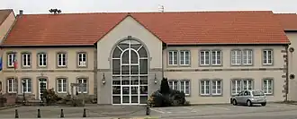 Gemeentehuis en school