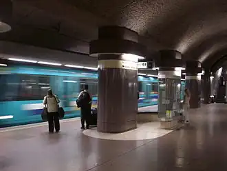 Een voorbijrazende metro op station Schweizer Platz.