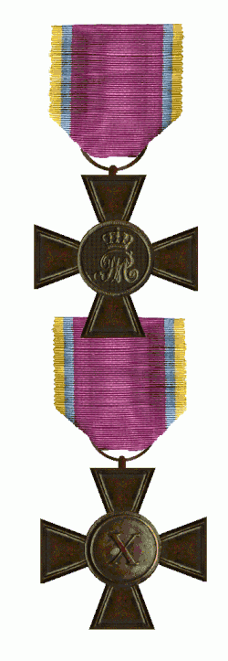 Kruis voor 10 dienstjaren. Het patina is kopergroen of koperoxide