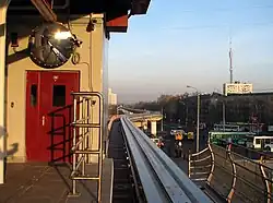 Het tracé boven de middenberm van de Oelitsa Fonvizina