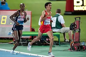 Ayad Lambassem, gevolgd door Mo Farah, tijdens de EK van 2010, Barcelona