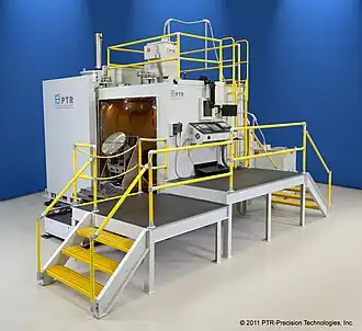 Elektronenbundellasmachine in geopende toestand. In de opening is de tafel zichtbaar waarop het werkstuk kan worden bevestigd.