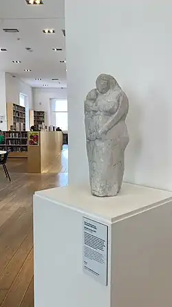 Het standbeeld Moeder en Kind, gemaakt door Piet van Stuivenberg, in de Korenbeurs, Schiedam (2024)