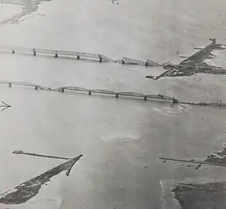 De Moerdijkbruggen na het opblazen door de Duitsers