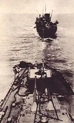 De beschadigde boeg van de Mogami na de botsing met de Mikuma. Op de achtergrond de tanker Nichiei Maru