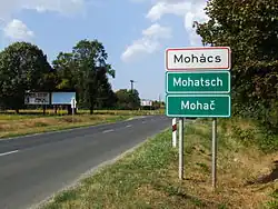 Drietalig plaatsnaambord bij Mohács (Hongarije)