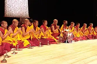 Ngödrub, in het midden van monniken in het klooster van Nechung in Dharamsala tijdens het Festival van de Verbeelding, 2010