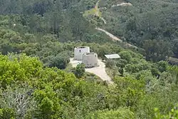 Blik op de windmolens (ruïnes) van Rocha da Pena
