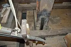 Bolle strijkplaat aan de achterkant van het zaagraam