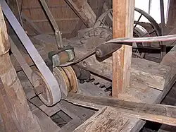 Aandrijving luiwerk en houten mengketel: elektrisch en op wind