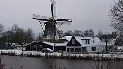 Krijtmolen D’Admiraal met kanaal en dijk in 2009