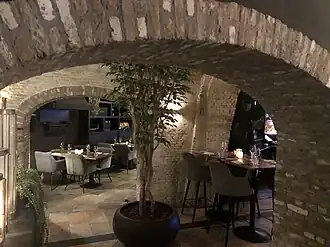 Interieur van het restaurant, gevestigd in en rondom de funderingen van de molen.