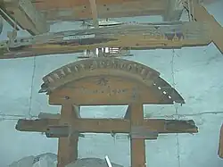 Het in 2001 vervangen bovenwiel met opschrift Janne v. Rijswijk