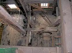 Winderij van De Gekroonde Poelenburg met links de wuifelaar