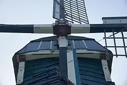 Gietijzeren insteekkop en zeilrails op de binnenroede