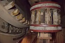 Steenrondsel achtermolen met tandkrans bovenwiel