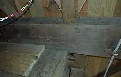 Steenlijst met inscriptie: Van Boom Naar Balk Bezaagd Weth. AJJ. v. d. Heiden 13-2-1992