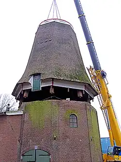 Het houten achtkant in de takels