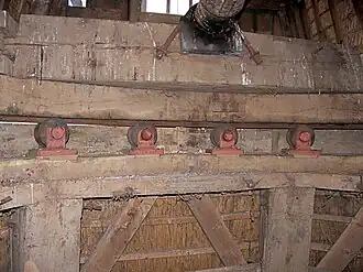 Kruiwerk met zogenoemde mosterdpotjes