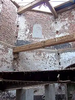 Binnenkant stenen voet zonder houten achtkant