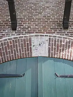 Gevelsteen boven uitgang