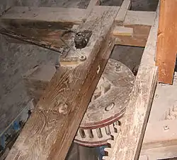 Lagering steenspil in ijzerbalk van De Hoop in Garderen