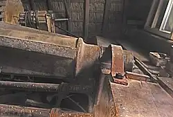 Gietijzeren bovenas met penlager en springbeugel van de molen De Hoop