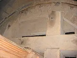 Plooistuk vooraan in de kruisarmen achterzijde bovenwiel van De Hoop