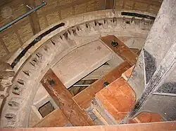 Plooistuk vooraan in de kruisarmen voorzijde bovenwiel van De Hoop