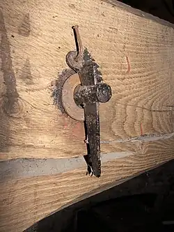 Spijlbout als scharnier tussen vangbalk en sabelijzer. Scheer door spijlbout geborgd met een spijker