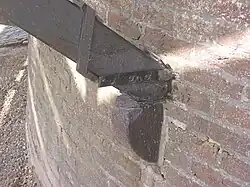 Schoor met leklatjes en muuranker op de vink