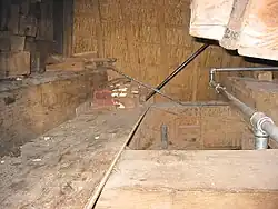 Windpeluw met op de achtergrond de zwanenhals van windpeluw naar rechtervoeghout en op de voorgrond de burgemeester (steunder). Rechts de steunderbalk.