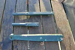 Zeilarm (onder) en zeilklampen