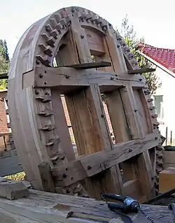 Achterkant bovenwiel van De Koe (Ermelo). De belegstukken voor het vangen ontbreken nog.