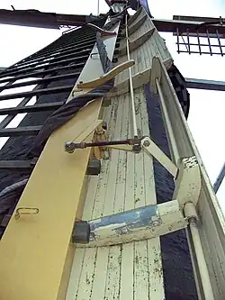 Uitgeklapte remklep op molen De Kroon