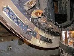 Vangstukken versterkt met twee smalle, ijzeren banden van De Kroon