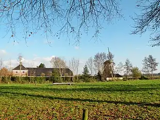 Zicht op buurtschap De Leijen in Overijssel, met de gelijknamige molen