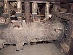 Wentelas naslag met spaken voor de stampers. Rechts een van de twee lagers.