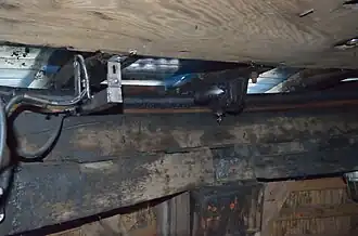 Voeghouten kruiwerk en een van de drie contacten van de bliksemafleider