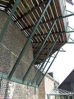 Stelling met ondersluiting op stenen voet