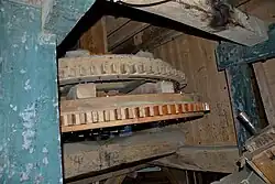 Spoorwiel en daarboven luiwiel van kammenluiwerk