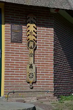 Uitvergoot gevelteken bij de molen De Vlijt (Wapenveld)