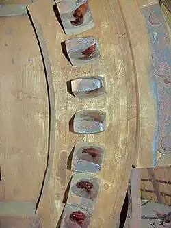 De vijf genummerde kammen werden voor het elektrisch malen verwijderd uit het bovenwiel