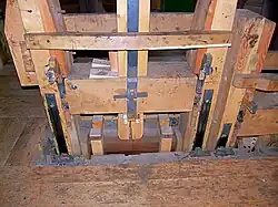 Draaihoofd met wuifelaar en raamkalf van schulpraam