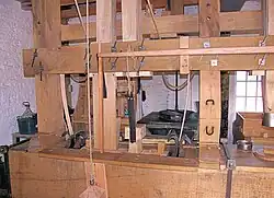 Laad met daarboven essenhouten veer