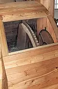 Waterwiel met aandrijving koningsspil. Op waterwiel houten kammen en op koningsspil ijzeren tandwiel.