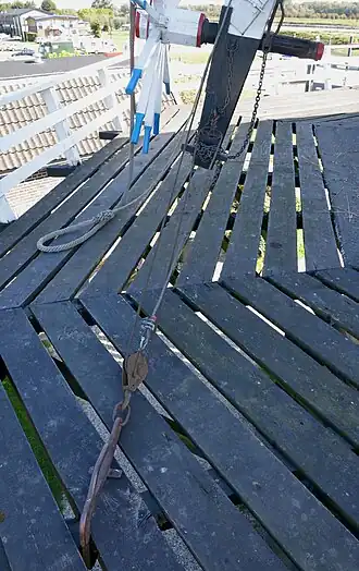 Twee katrollen tussen staalkabel van kruiinrichting