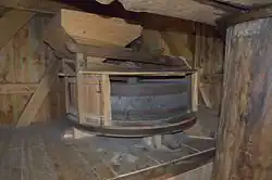 Achtermolen met blauwe stenen