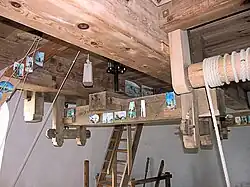 Paard van maalkoppel blauwe stenen